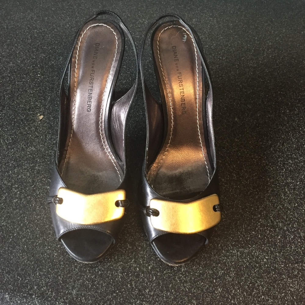 Diane von Furstenberg black leather heels with gold bar accent, size 7.5 US M